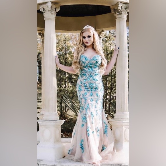 Gorgeous designer prom/wedding/ evening gown. Morilee by Madeline Gardener. - Picture 4 of 5